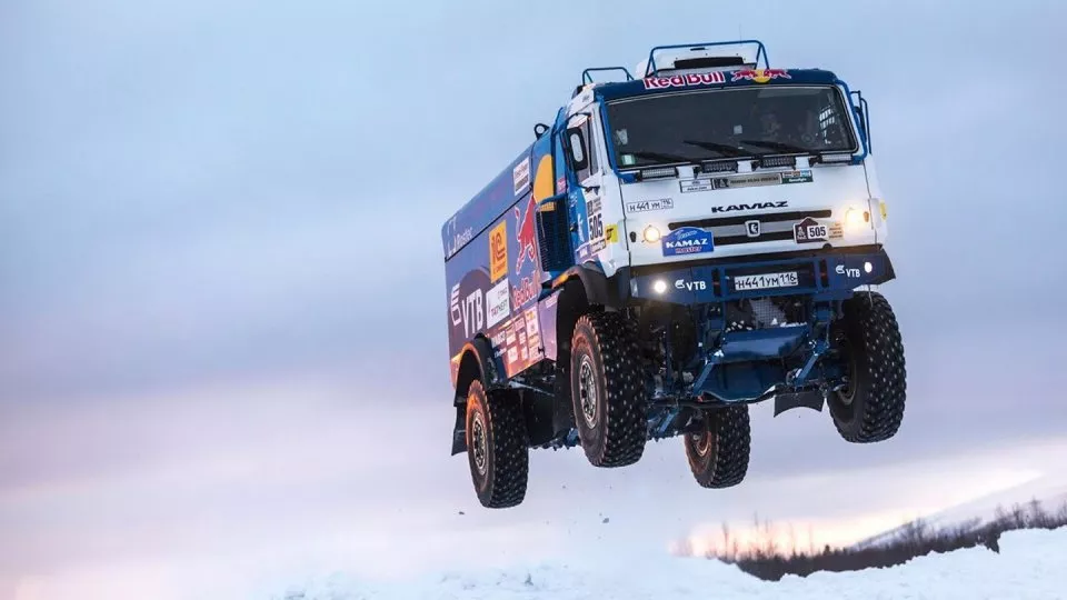 Závodní Kamaz trénuje na Dakar ve sněhu.