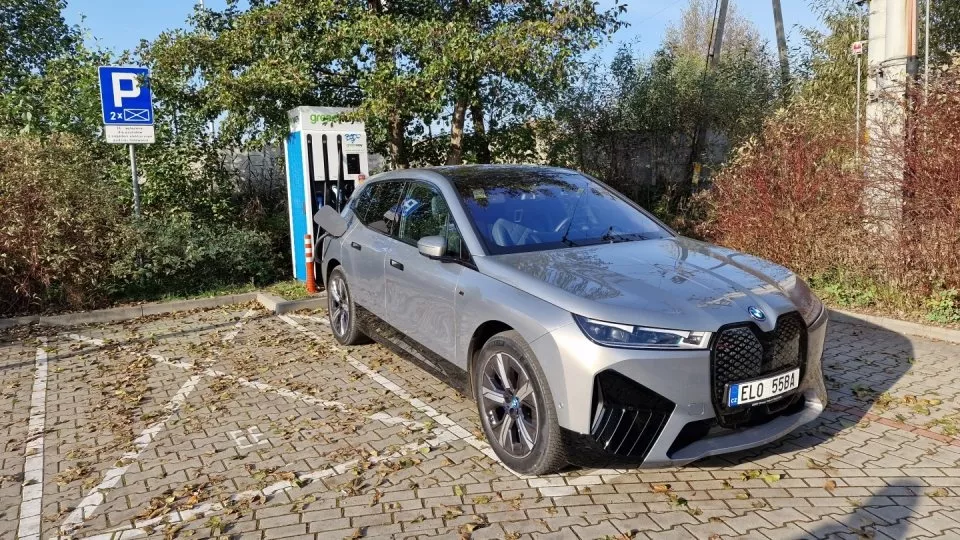 BMW iX dobíjení u stojanu