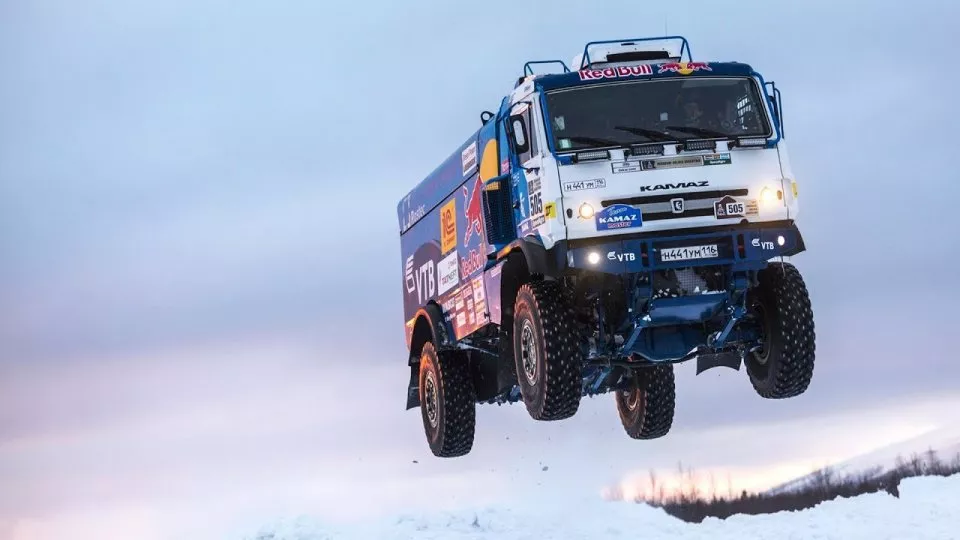 Vítěz dakarské rally trénuje v hlubokém sněhu.