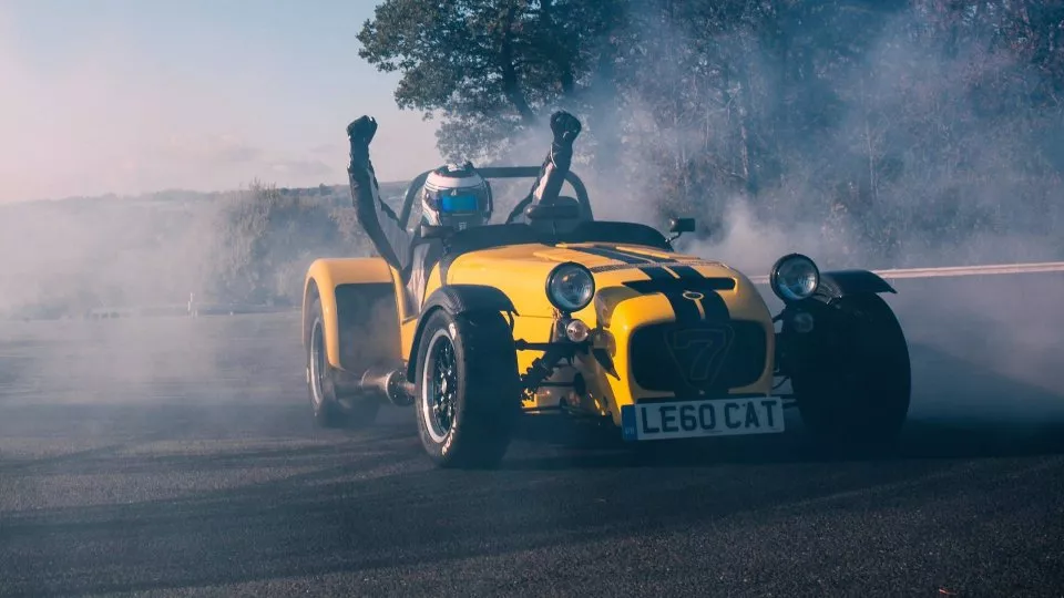 Caterham zvládl 19 donutů v rekordním čase