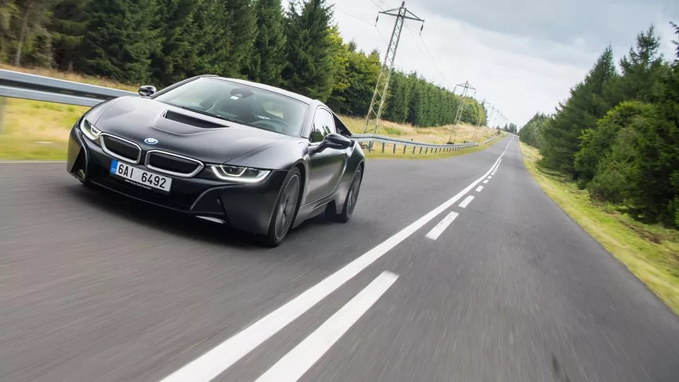 Působivé BMW i8 Protonic Frozen s matně černým lak