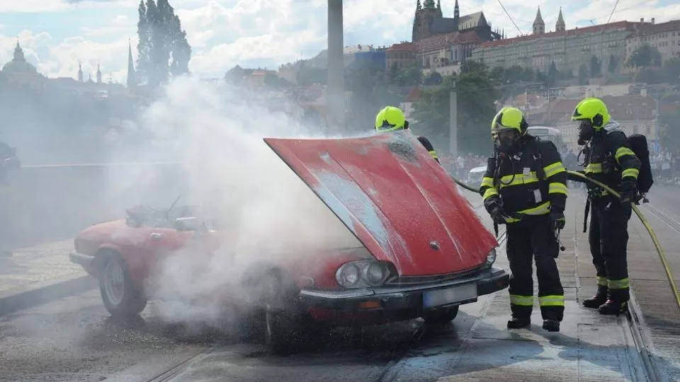 Hasiši v Praze bojovali s požárem krásného Jaguaru