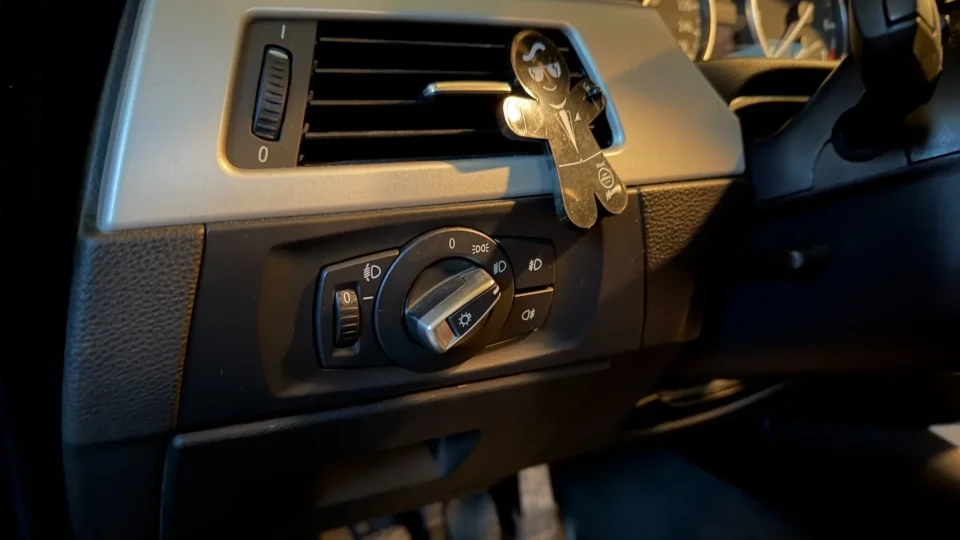 Regulace sklonu předních světlometů