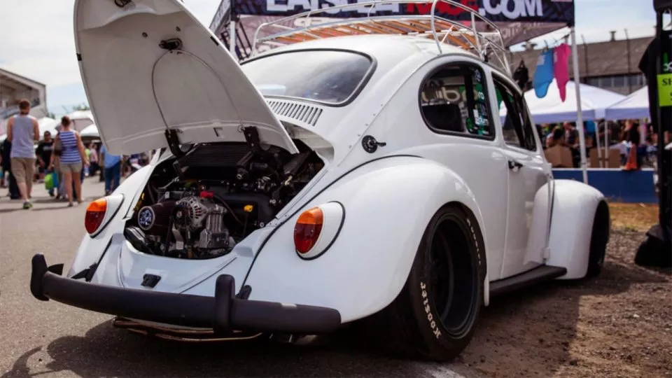 Klasický VW Beetle ze 60. let s motorem Subaru.