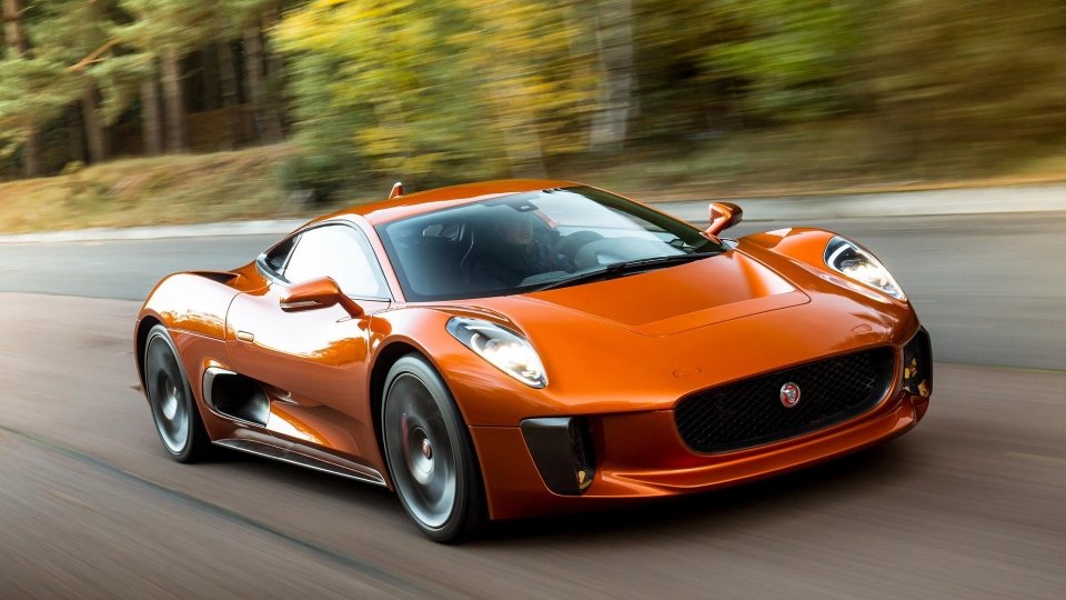 Jaguar CX-75 z filmu s Jamesem Bondem