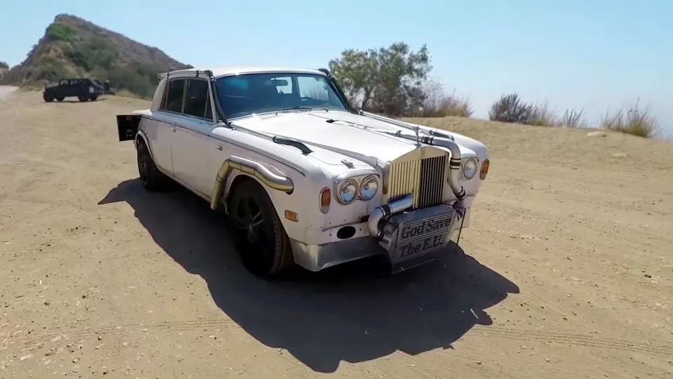 Vznešený Rolls-Royce Silver Shadow po punkové přes