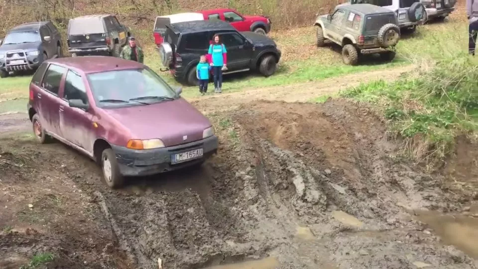 Fiat Punto se v terénu neztratí.