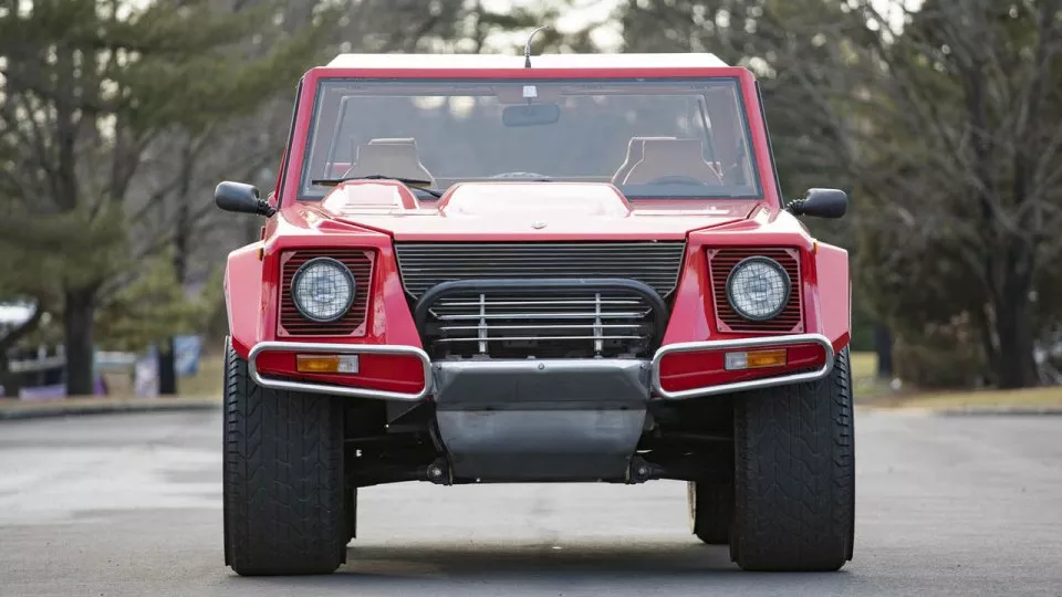 Dvanáctiválcové Lamborghini LM002.