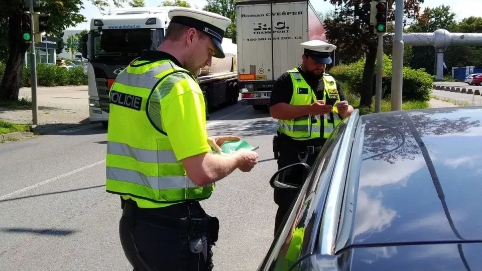 Pokuta až 15 tisíc za dobrý úmysl. Policie varuje před častou chybou řidičů při silniční kontrole