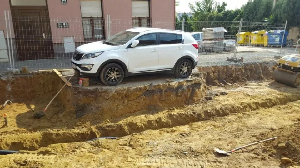 Trosečník v Brně. Místo odtahu dělníci auto obkopa