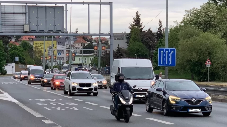 Jízda motocyklisty v buspruhu