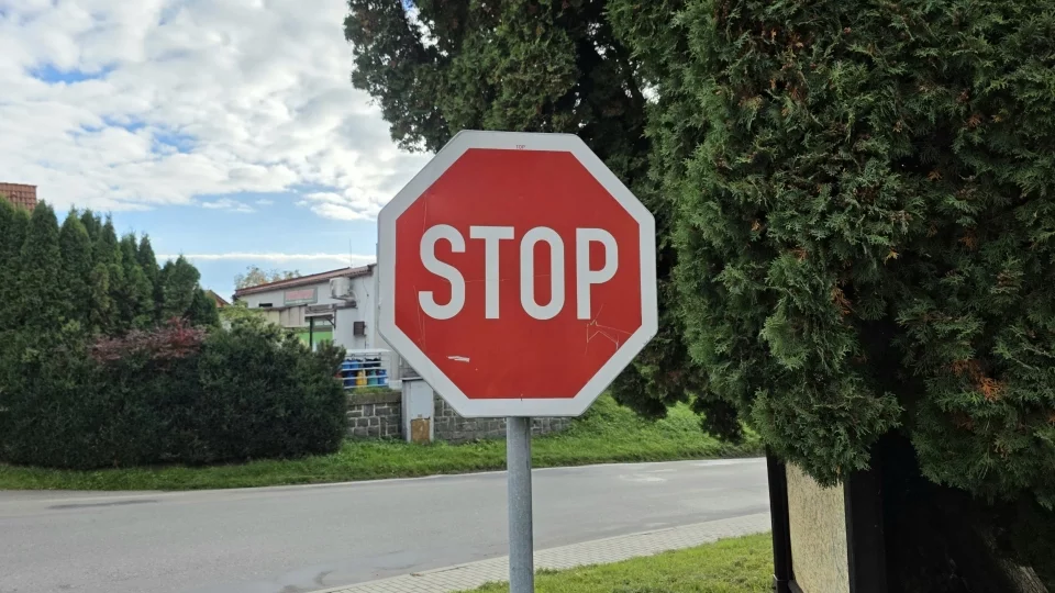 Řidiči na stopce zastavují, i když by nemuseli. Instruktor autoškoly poukázal na opomíjenou situaci