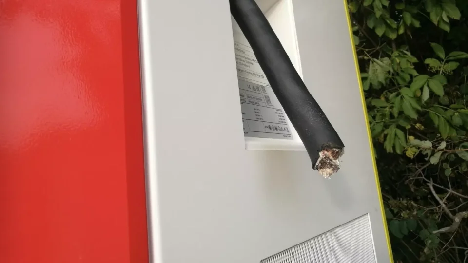 Ustřižený kabel u nabíječky