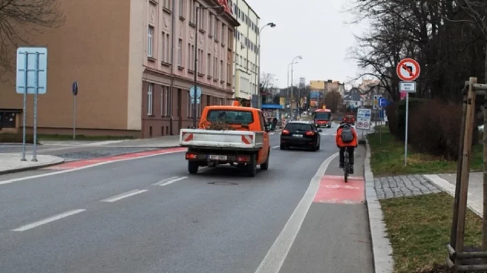 Autoškola - předjíždění cyklisty v cyklopruhu