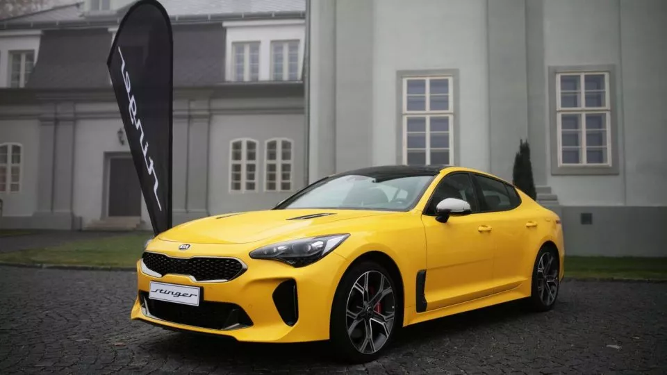 Kia Stinger Auto roku