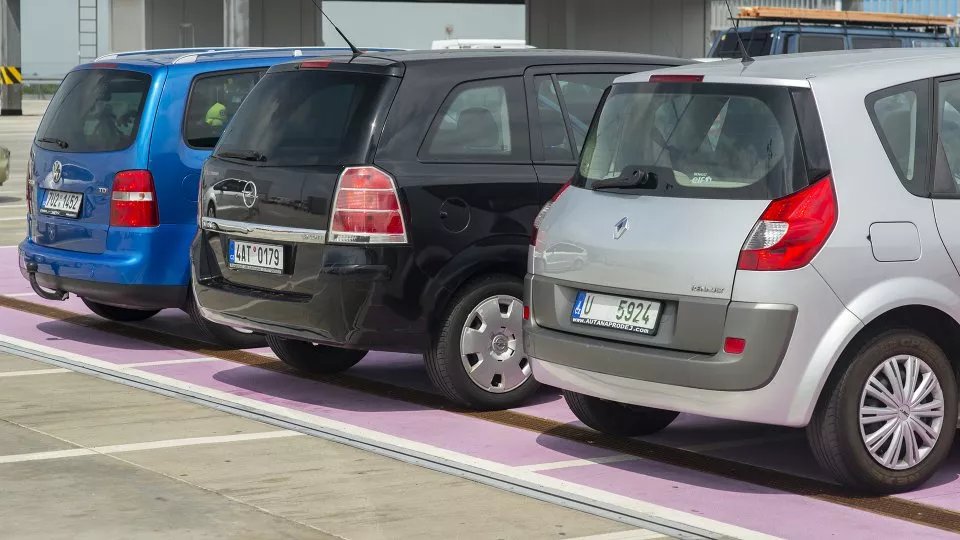 Sbalit kufry a naložit auto při dlouhé cestě nesta