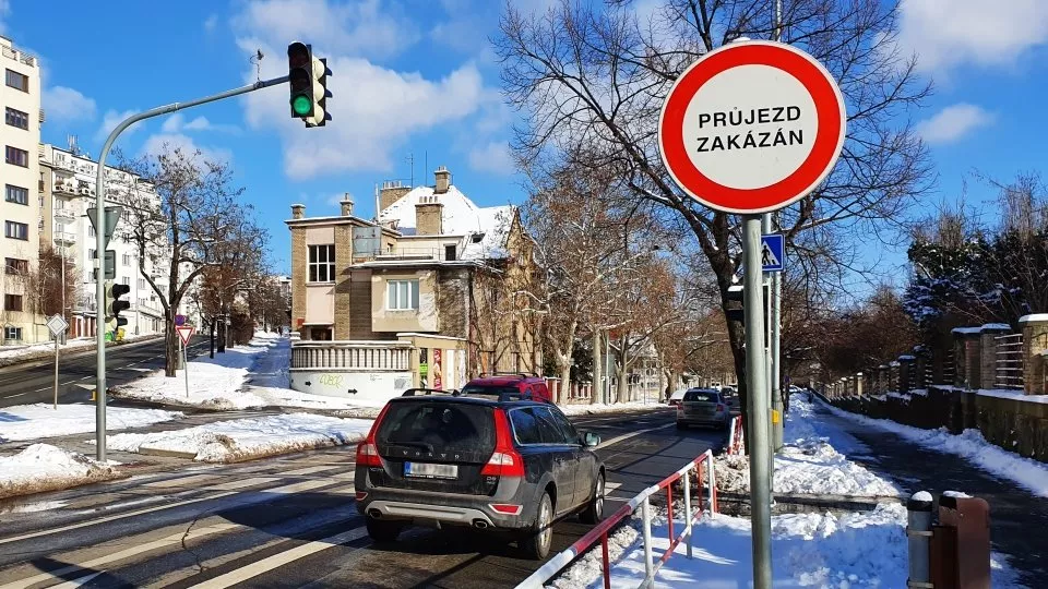 Značka B 32 Průjezd zakázán u Vinohradské nemocnic