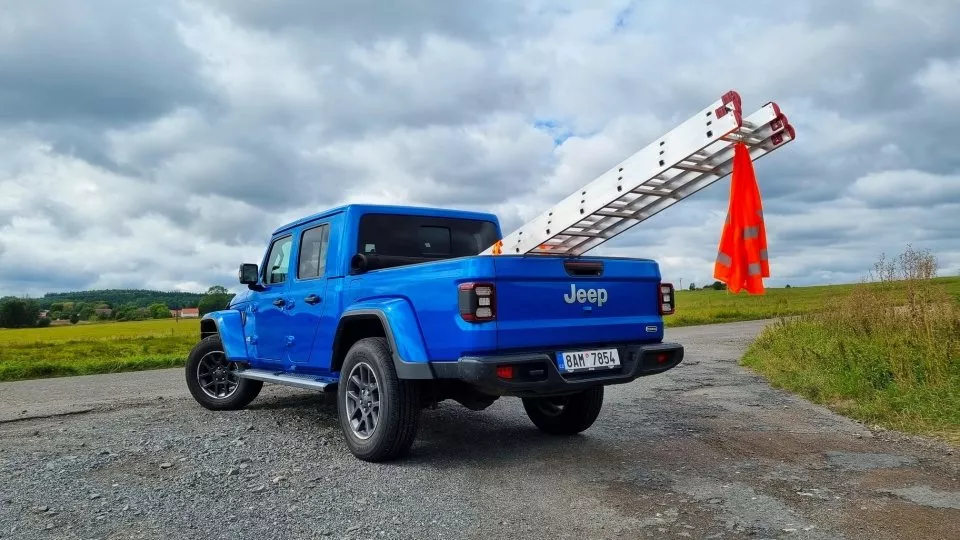 Jeep Gladiator a žebřík