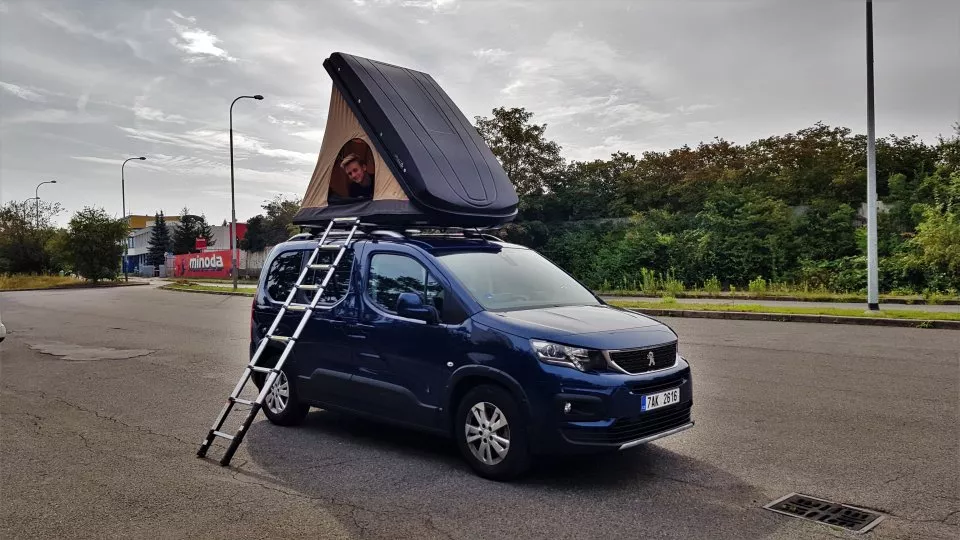 Peugeot Rifter se střešním stanem Hussarde Duo