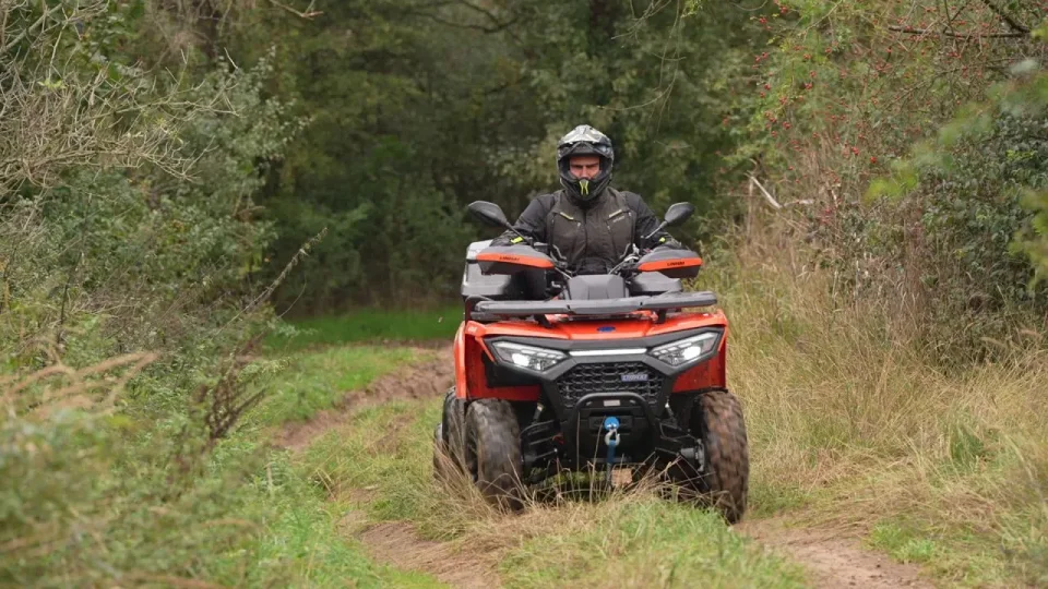 Plně vybavená čtyřkolka za 130 tisíc korun je tak levná, že si ji moderátor chce hned koupit