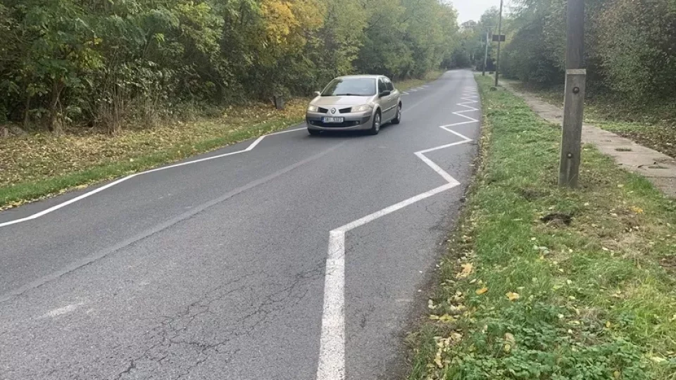 Vodorovné značení bílou klikatou čarou