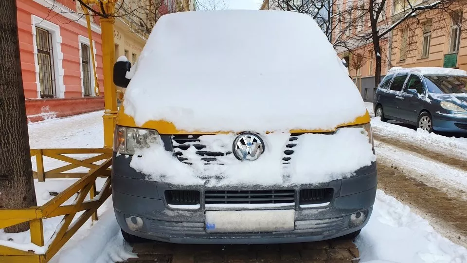 Auto zapadané sněhem