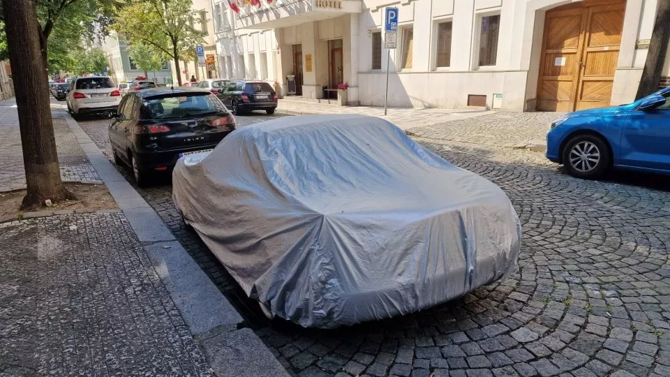 Auto pod plachtou na modré zóně