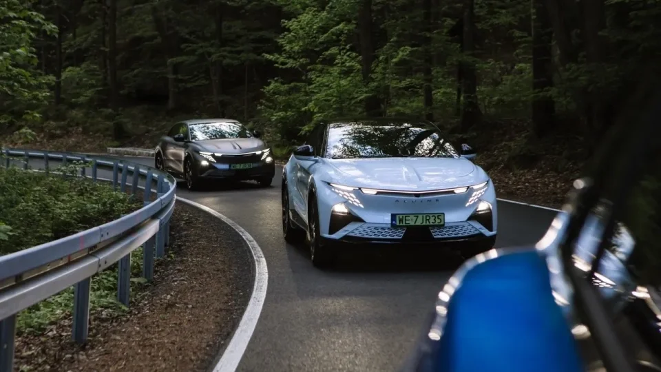 Alpine A390