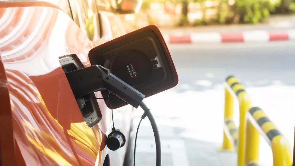 Praha se vrhla na elektromobily. Přidá nabíječky a