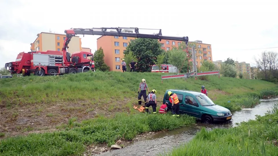 špatně zaparkované auto