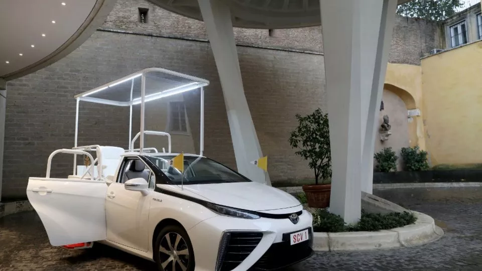 Toyota Mirai Papamobil