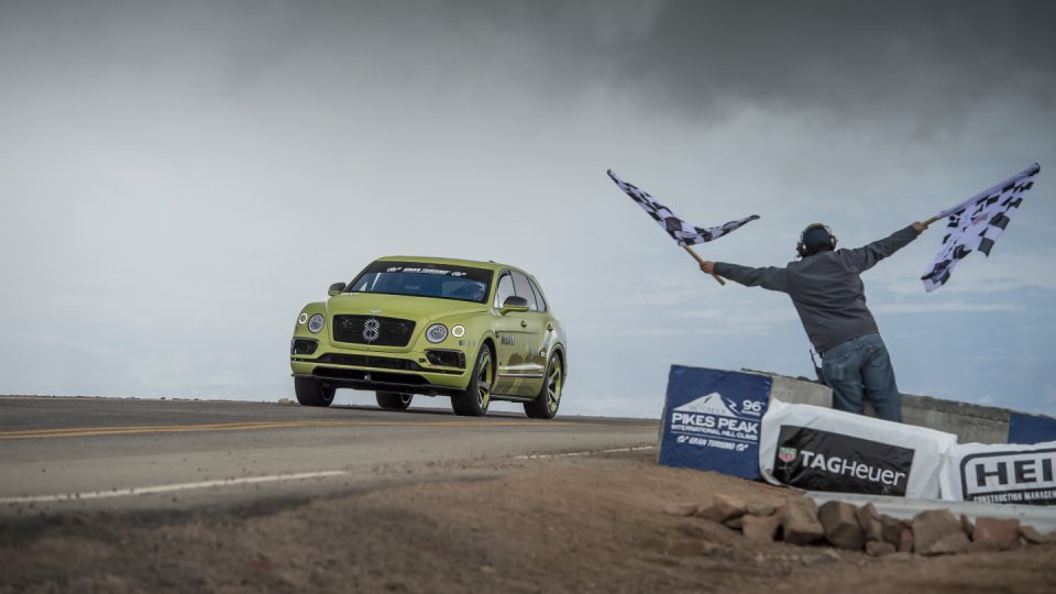 Bentley Bentayga na Pikes Peaku