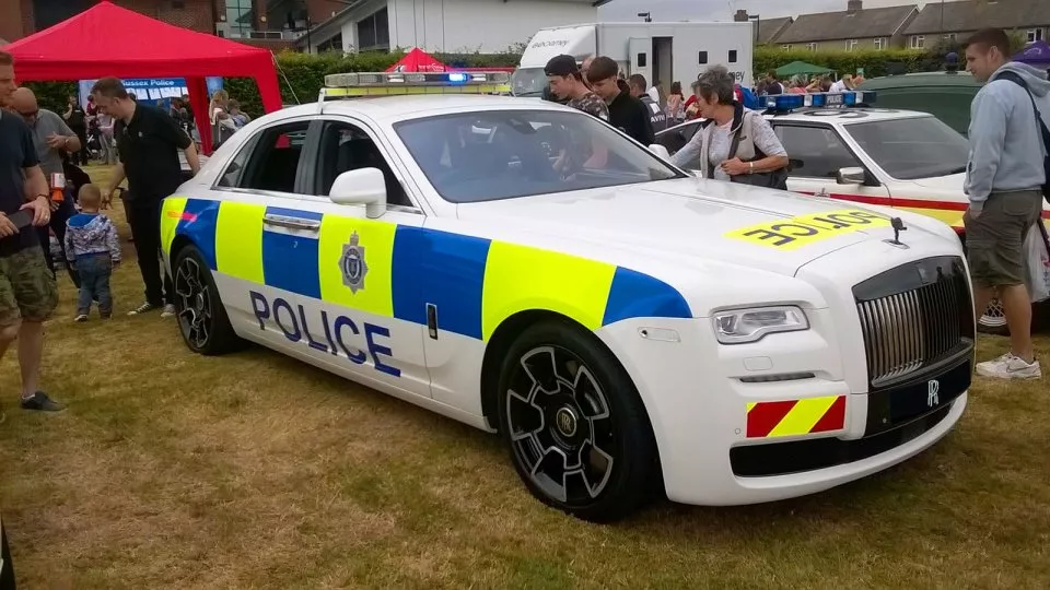 Rolls-Royce s majáky se jen tak nevidí.