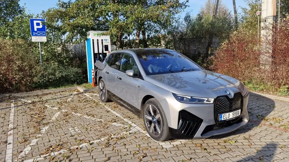 BMW iX dobíjení u stojanu