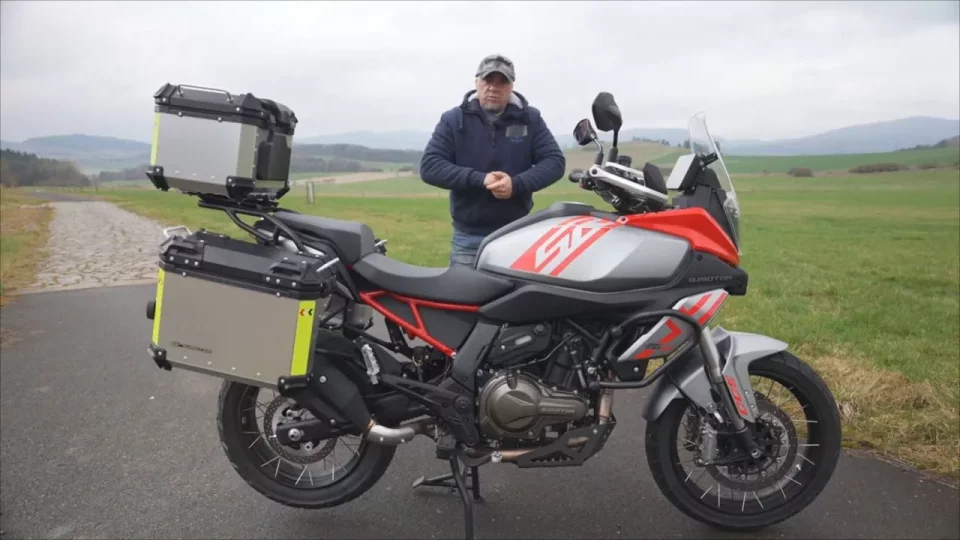 Nejkvalitnější Čína, na které jsem jezdil. Sršeň otestoval novou motorku za 150 tisíc korun