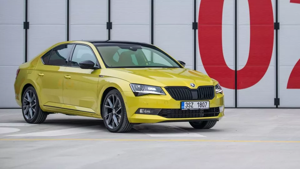 Škoda Superb třetí generace ve výrazné barvě Drago