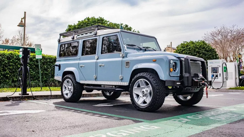 Land Rover Defender do zásuvky