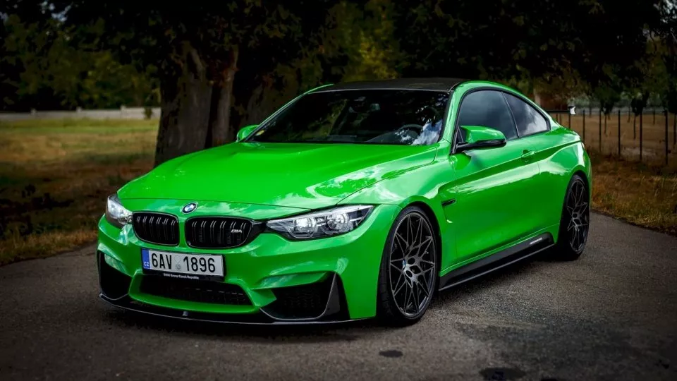 Plus milión, a z BMW M4 je plakátová kára srovnate