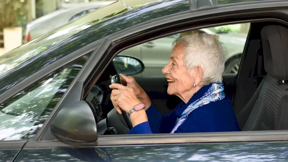 senior za volantem