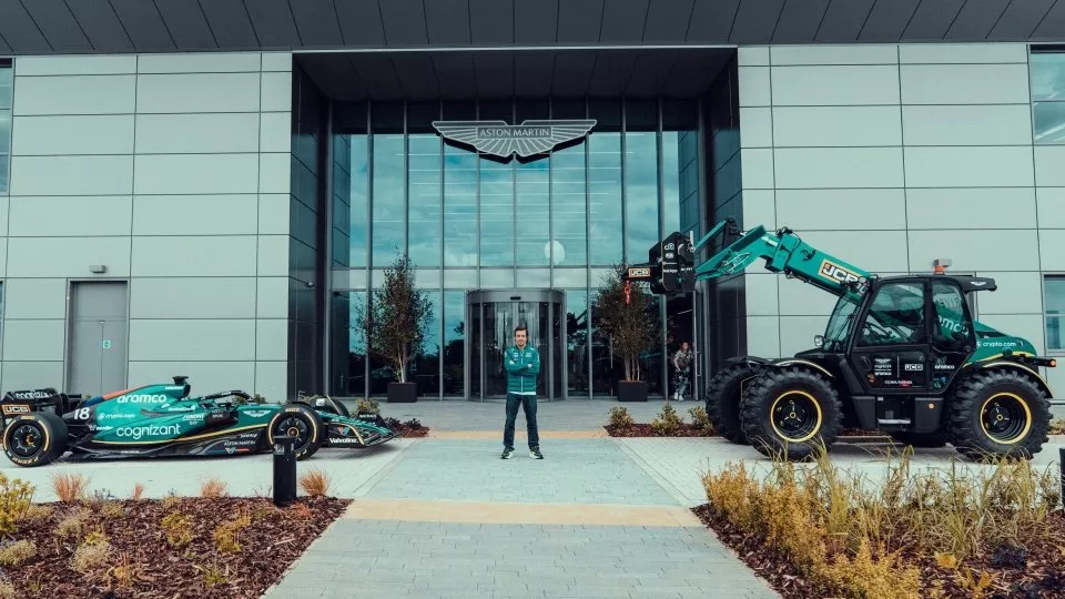 JCB pomohlo se stavbou sídla Aston Martinu