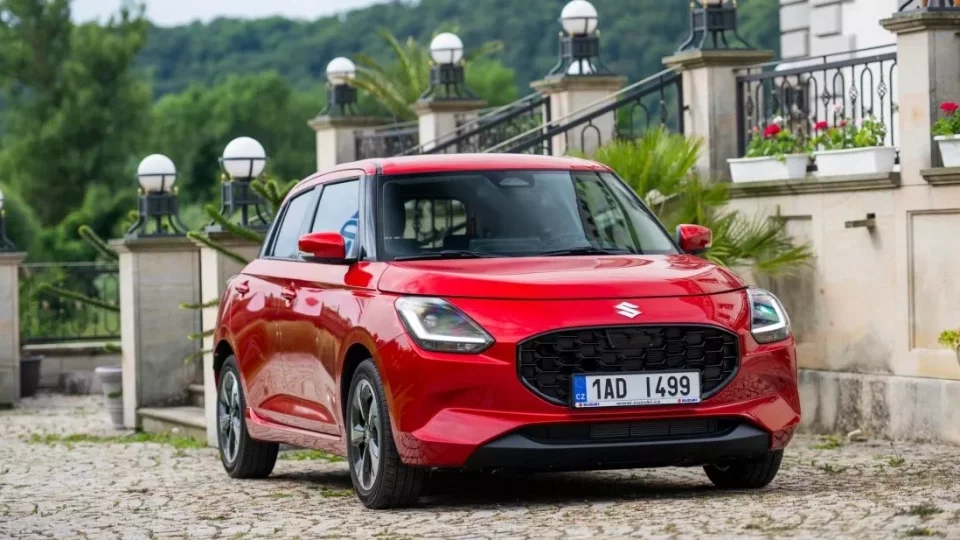 Na trh přijíždí čtvrtá generace Suzuki Swift. Má nový motor a zapracovalo se i na podvozku