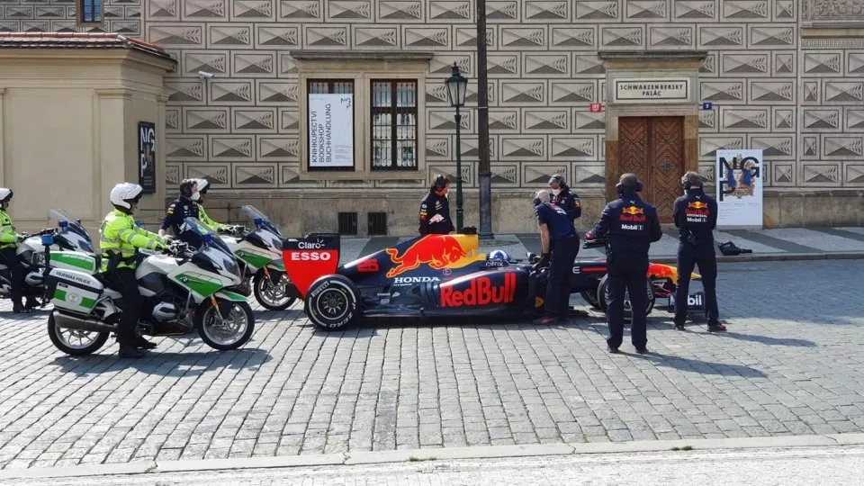 Formule 1 stáje Red Bull v Praze u Pražského hradu