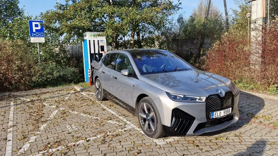 BMW iX dobíjení u stojanu