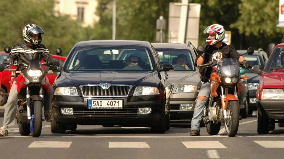 motorkáři v koloně