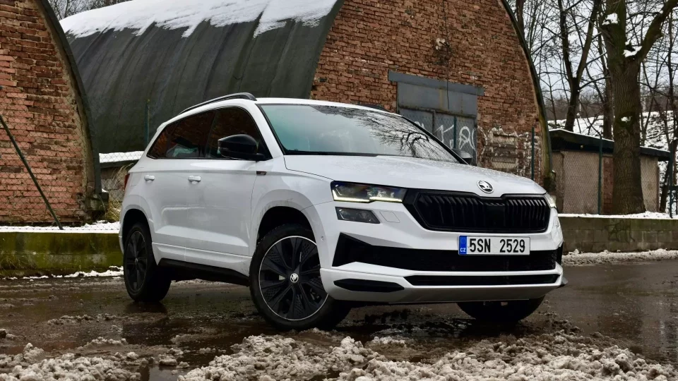 Komentář: Nezisková elektromobilita nutí automobilky měnit plány. Škoda chce zachránit spalovací SUV
