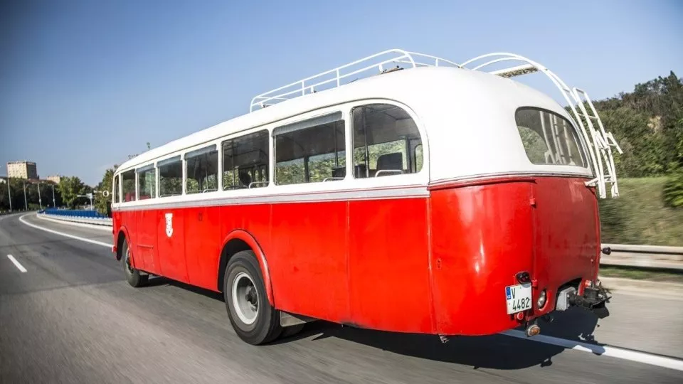 Škoda 706 RO (1947).