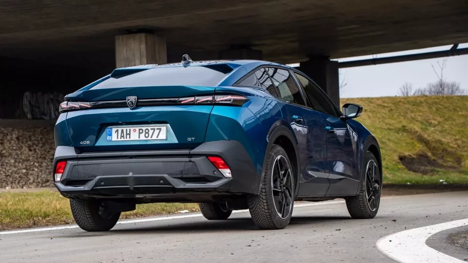 Test Peugeot 408 GT hybrid