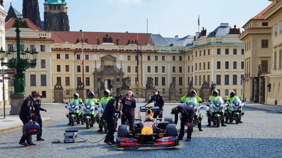 Formule 1 stáje Red Bull v Praze u Pražského hradu