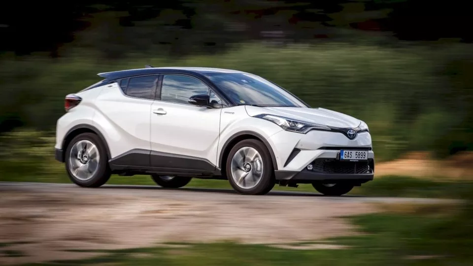 Toyota C-HR Hybrid 3 27