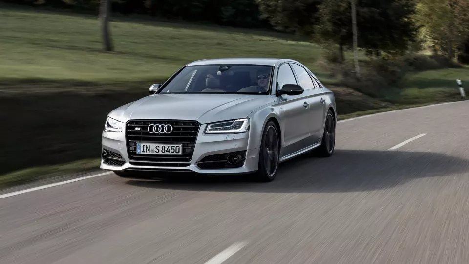 Audi S8 Plus, nenápadný trhač asfaltu.